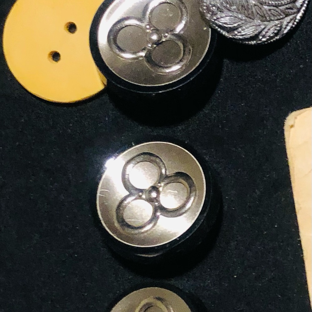 Vintage Buttons - Picture 4 of 7
